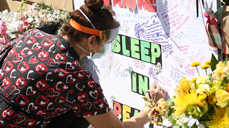 RNs holding a vigil at Sutter Alta Bates Summit Medical Center to remember their colleague Janine Paiste-Ponder