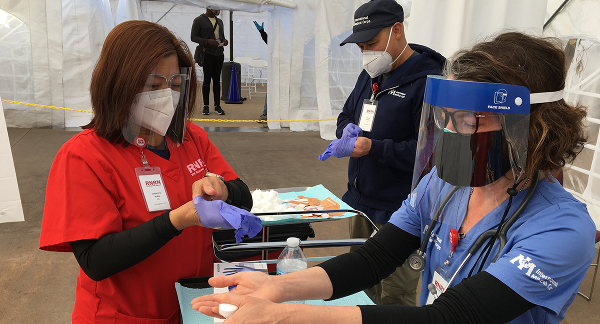 Nurses preparing vaccines