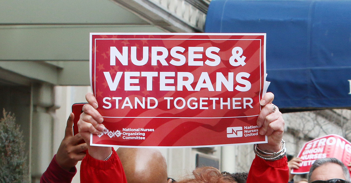 Sign "Nurses and Veterans stand together"
