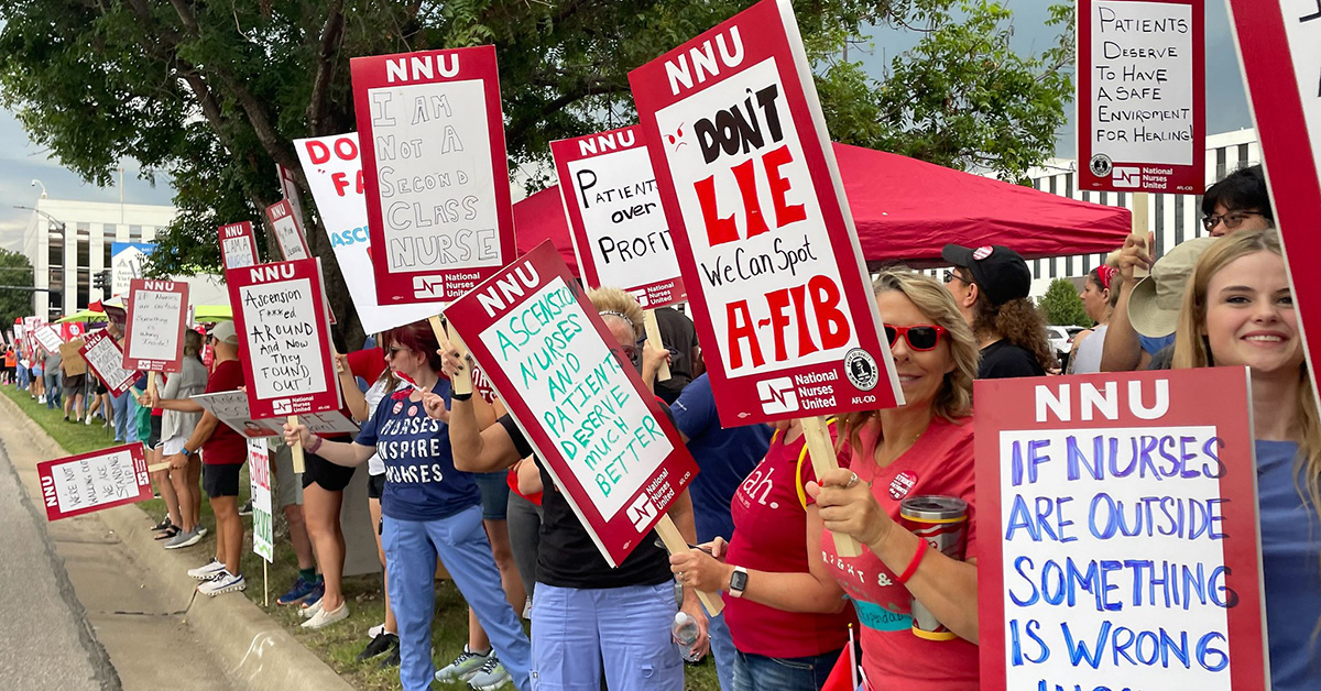 Nurses picketing outside of Ascension via Christi St. Francis Hospital