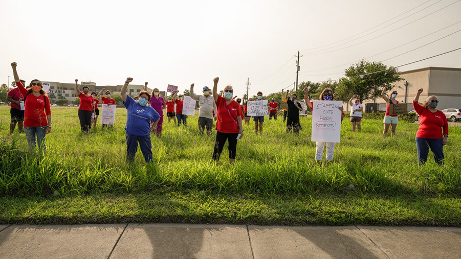 Corpus Christi RNs protest outside hospital