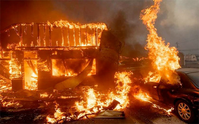 Camp Fire tears through Paradise, CA