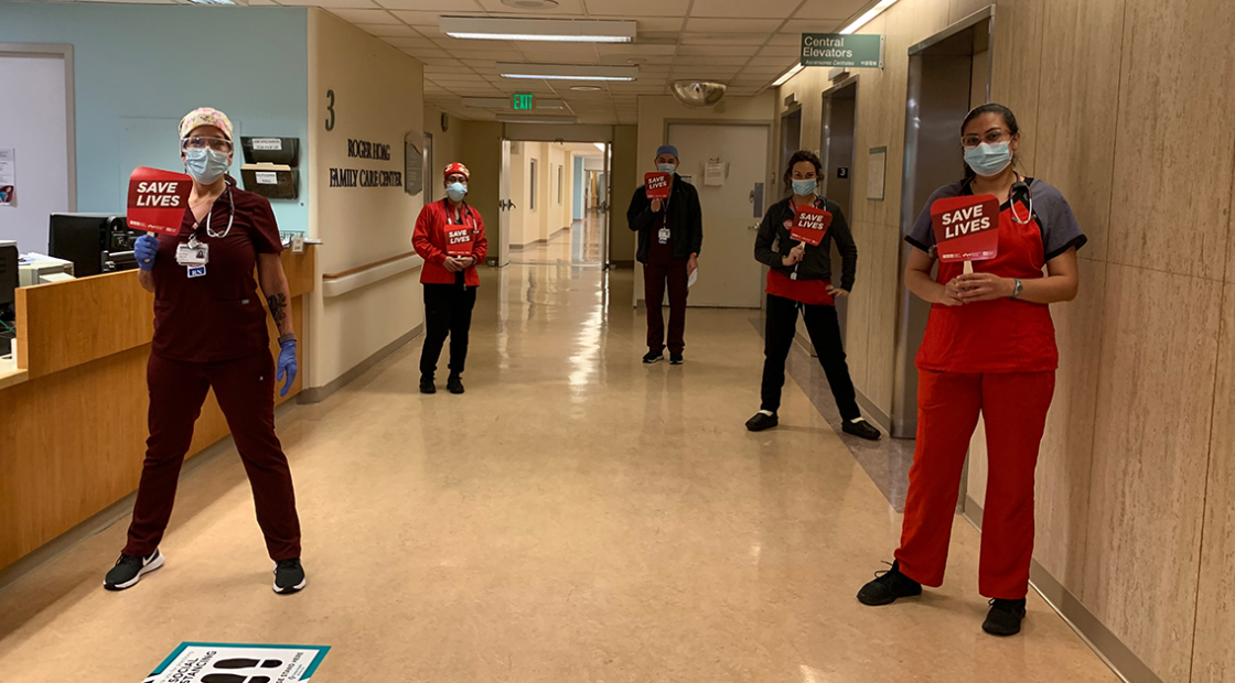 Nurses in Alta Bates holding signs "Save Lives"