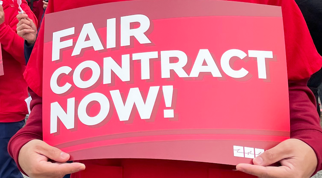 Nurse holding sign: Fair contract now!