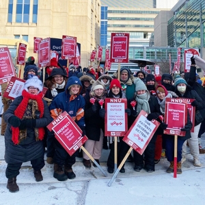 UChicago nurses hold up signs in support of safe staffing.