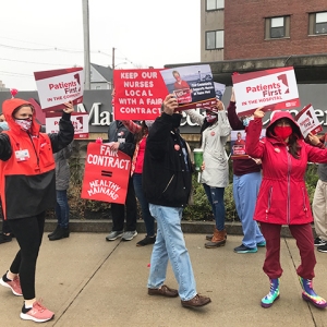 Picket line of nurses outside Maine Medical Center