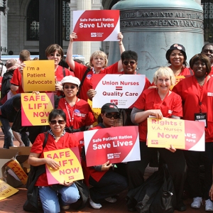 Nurses holding signs "Safe Lifgt Now" and "I'm a Patient Advocate"