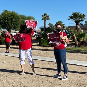 Nurses outside St. Mary Apple Valley hospital holding signs calling for nurse and patient safety